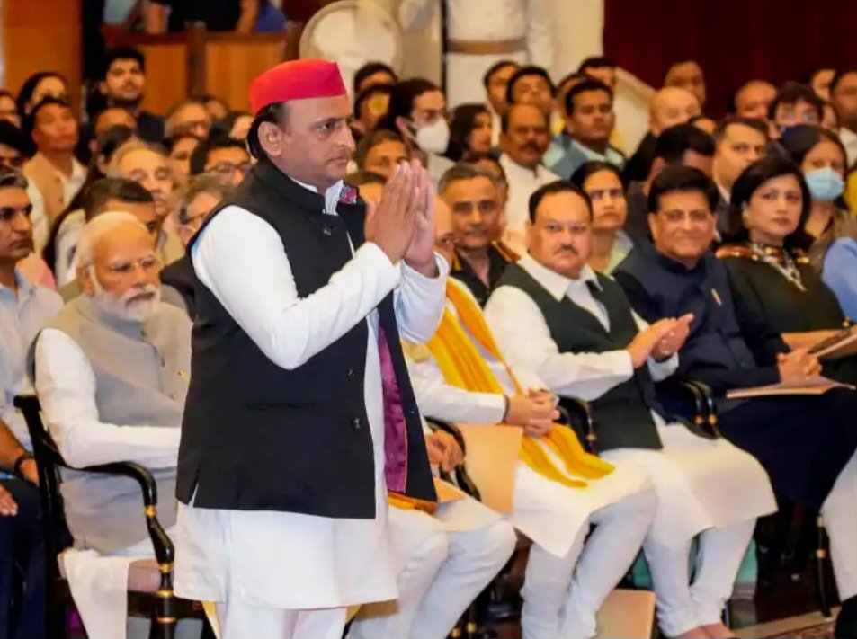 मैं अखिलेश यादव जी में देश का अगला प्रधानमंत्री देखती हूँ।

                 और आप ??
