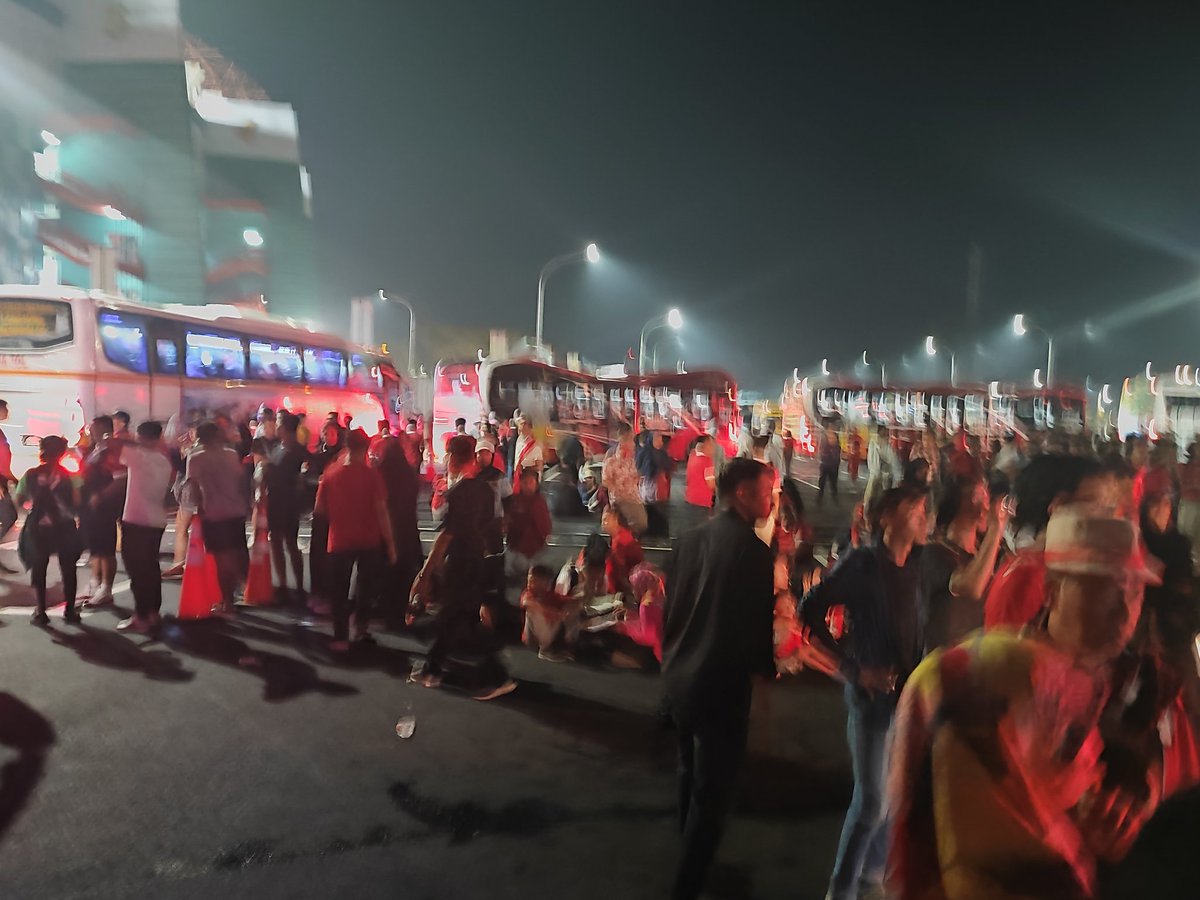 lumejeng's tweet photo. Suasana menunggu bis dari Stadion GBT. Ini hampir pukul 22.00 WIB, pdhl, shuttle bis terakhir pukul 23.00 WIB @PemkotSurabaya https://t.co/O0oySuZGuz