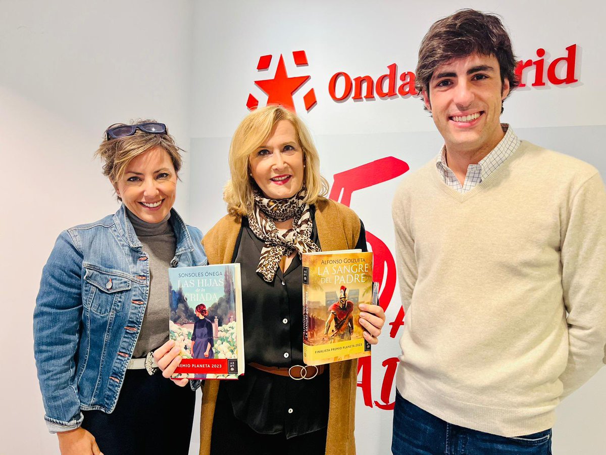 Sonsoles Ónega y Alfonso Goizueta, ganadora y finalista del Premio Planeta 2023, juntos con @nievesherrero_ 
Hoy, a las 17:00h, en @ondamadrid 
@sonsolesonega @AlfonsoGoizueta @MadridDirectoOM @edit_planeta