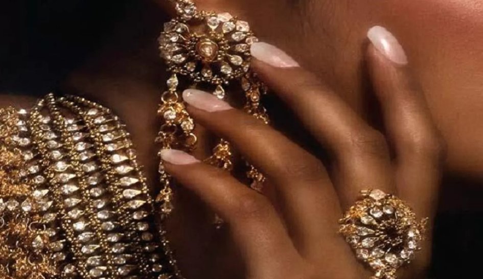 We often hear about the devastating effects that can be left on people when their home is robbed of gold, jewellery and other valuables. 

We have put together some information so that you can keep your gold and other valuables safe: crimestoppers-uk.org/news-campaigns…