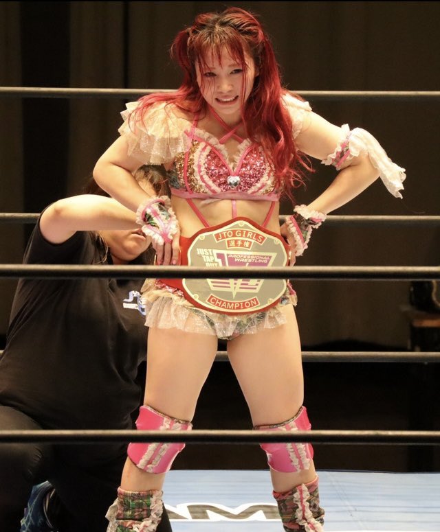 pw_jto_mmm's tweet photo. デビューして3年。デビューの地、後楽園ホールで澄樺と初代JTOガールズのベルトをかけて試合ができて感無量でした。

今日を含めてこれまで私を応援してくださった皆さん、育ててくださった先輩方、仲間たち、本当にありがとうございました。

二冠に返り咲いた。

はれときどきミサーっ🐗🪶

#pw_jto https://t.co/oyPKbVQ9z7