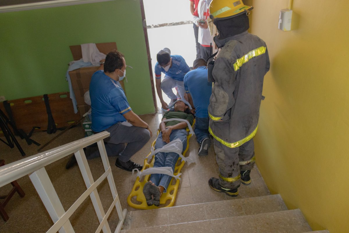 RosaristasEc's tweet photo. 2/3 Cumpliendo con normativas nacionales y nuestro compromiso con la seguridad, realizamos un Simulacro de Prevención de Incendios. Este paso es esencial para generar, mantener y mejorar nuestros protocolos de emergencia, asegurando un entorno laboral más seguro. https://t.co/mLC1q0UHKu