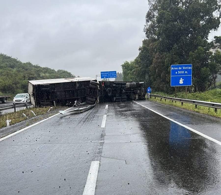 0Alekz's tweet image. En #Pelequén, Ruta 5 Sur km 123 en dirección norte, se reporta un camión volcado. Se recomienda precaución.