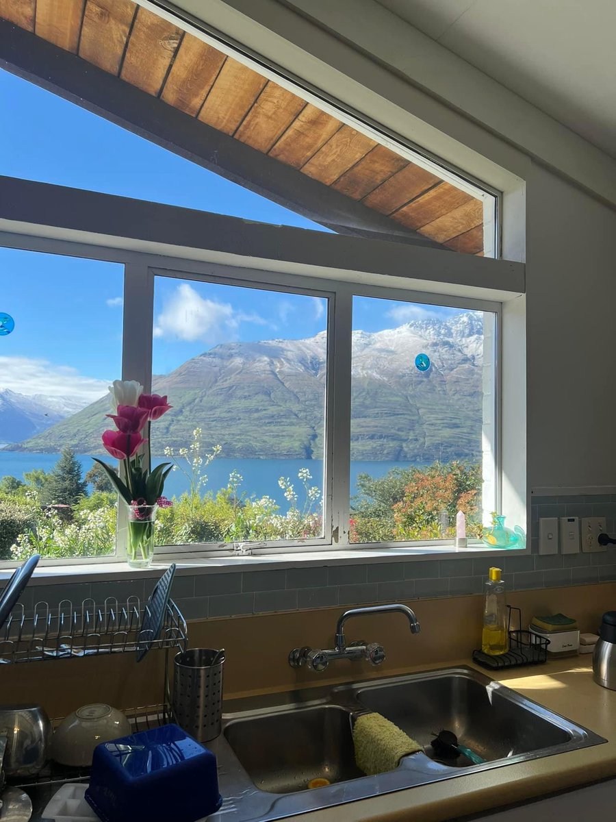 assoonasisaw's tweet photo. 🏔️ Ora Retreat : ที่พักใกล้ๆ เมือง Queenstown, New Zealand ห่างจากตัวเมืองแค่สิบนาที ตกคนละพันหกร้อยกว่าบาท แต่วิวหลักล้านมากกกกกก ห้องครัว ห้องกินข้าว ห้องนั่งเล่นน่ารักสุดๆ 💕 https://t.co/eKtdqvnMht