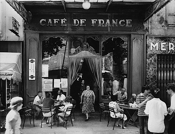 BenjaminRandow's tweet photo. L'Isle-sur-la-Sorgue, le café de France vu par Willy Ronis en 1979 et par Benjamin Randow en 2023. https://t.co/tSIHC4WVne