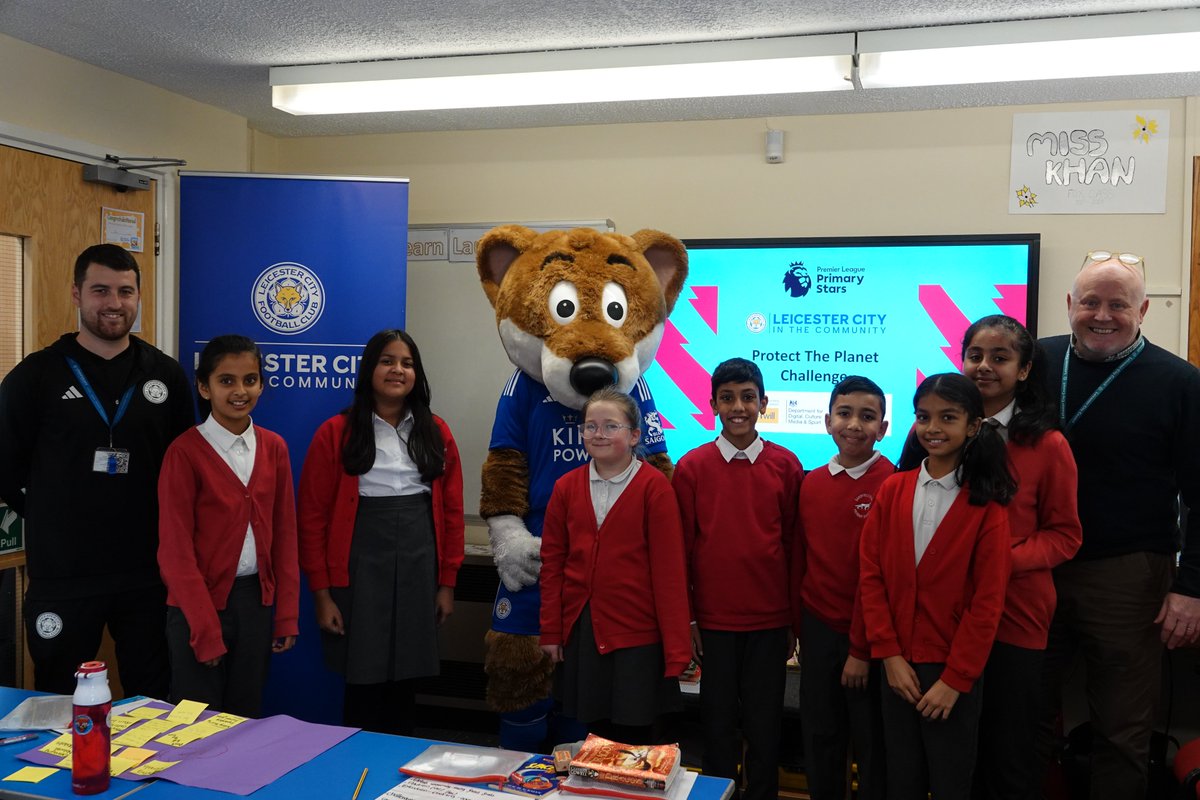 Rounding off the #EFLWeekOfAction with a Friday visit from Filbert Fox 🦊

Filbert joined @SandfieldClose pupils who were picking a Protect The Planet Challenge topic 🤔

#WeAreLeicester