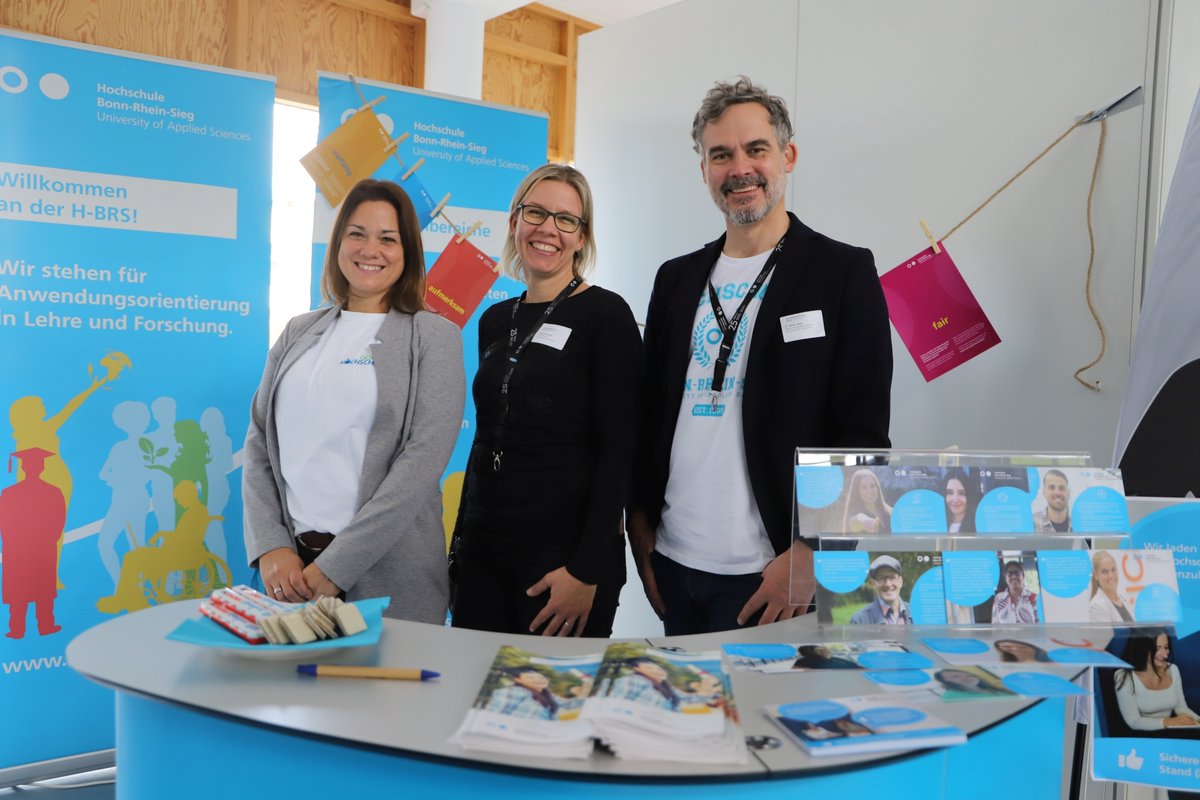 h_bonnrheinsieg's tweet photo. Besucherrekord beim #Unternehmenstag 2023 der #H_BRS: Bei der #Karrieremesse informierten sich knapp 4400 Besucher:innen. Auf dem Campus St.Augustin präsentierten sich 156 Unternehmen. Der Unternehmenstag ist eine der größten #Jobmessen in der Region. https://t.co/ZJDCKMFr4W https://t.co/qDqCRslIev