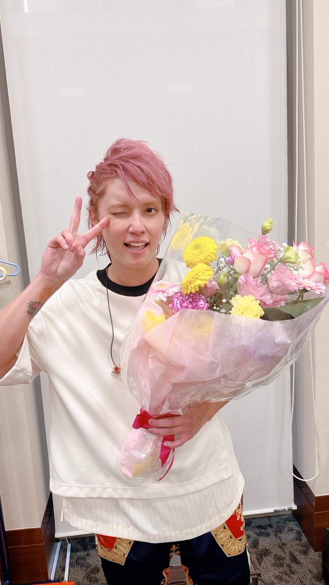 YuyaTegoshi1054's tweet photo. 36歳になりましたー✌️
35歳は自分の中でいろんなところに蒔いた種が徐々に開花していくのを感じれた1年になりました。
それを満開にするのが36歳だと思ってます！もっと格好いいアーティスト、男になるので36歳の手越祐也もよろしく🔥🖐️ https://t.co/Pvb9rksJvw