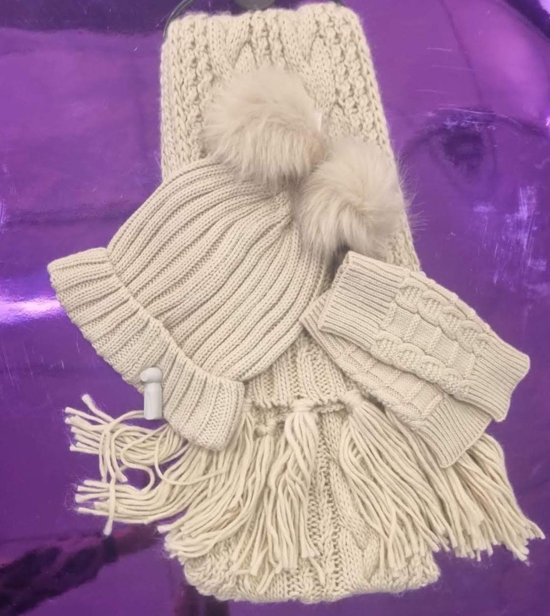 AlhambraCentre's tweet image. Wrap up warm and fall in love with @selectfashion's Winter Collection 🍂❄️

Find your perfect coat, hat, scarf and glove combo today! 🧣🧤

#SlayInSelect #SelectStyle #WinterFashion #WinterStyle