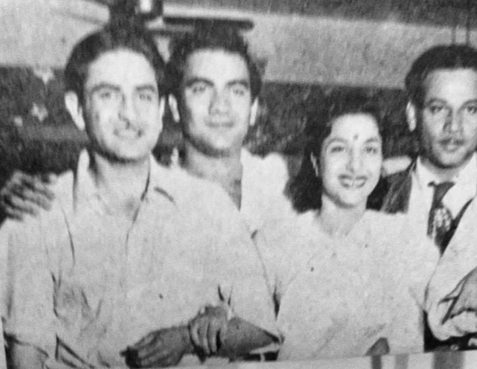 BombayBasanti's tweet image. Barsaat Mein Humse Mile Tum Sajan Tumse Mile Hum.... Raj Kapoor, Nargis, Prem Nath and Jairaj during event for Barsaat (1949)
#rajkapoor #nargis #premnath #jairaj #40s #vintage #bollywoodflashback