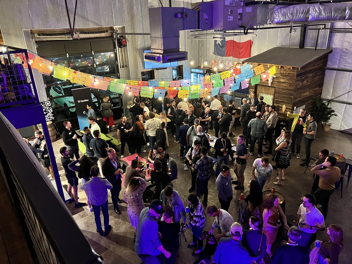 CoryMcKane's tweet image. Last night @thegarrettscott and I had the launch party for our podcast studio inside of Blue Norther Tasting Room while also celebrating @CapitalFactory Startup Week

250+ came through and @michaelwmarra @mattadoyle setup “Street Tank” giving away cash to startup pitches