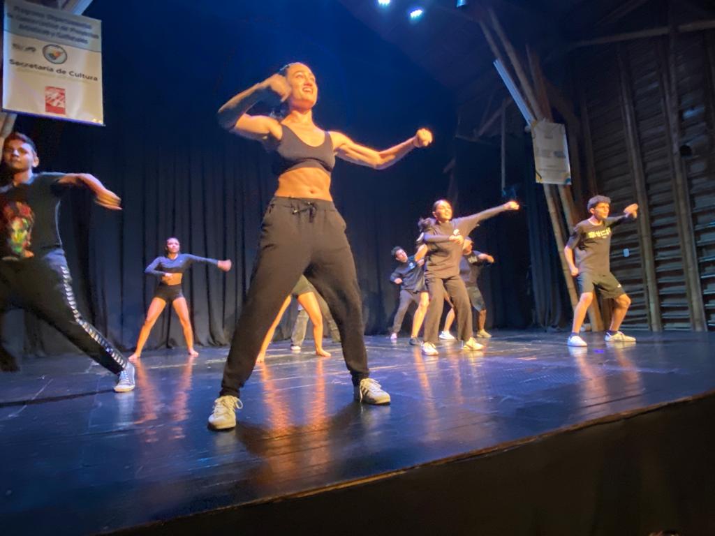 FUNDANZA's tweet photo. Con gratitud y aplausos, celebramos la clausura de los talentosos estudiantes de octavo y noveno grado en la asignatura técnica de Danza, guiados por el talentoso profesor Camilo Osorio. Un emotivo encuentro que destaca la dedicación y la creatividad de nuestros jóvenes artistas. https://t.co/prGYtZ4JZZ