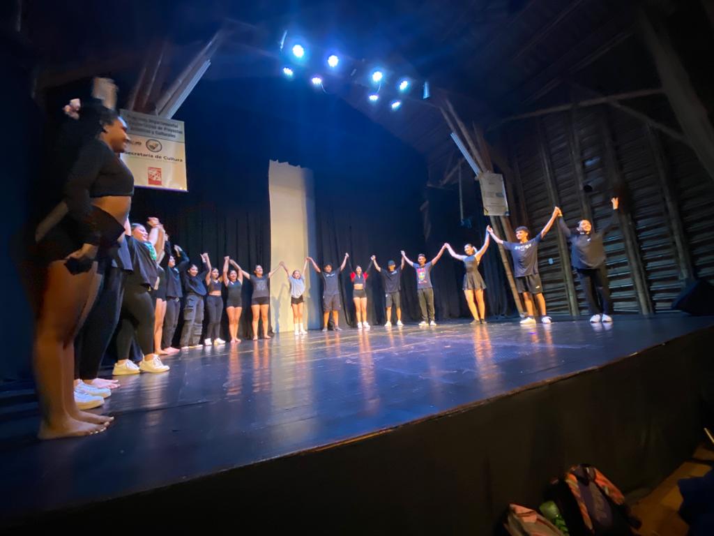 FUNDANZA's tweet photo. Con gratitud y aplausos, celebramos la clausura de los talentosos estudiantes de octavo y noveno grado en la asignatura técnica de Danza, guiados por el talentoso profesor Camilo Osorio. Un emotivo encuentro que destaca la dedicación y la creatividad de nuestros jóvenes artistas. https://t.co/prGYtZ4JZZ