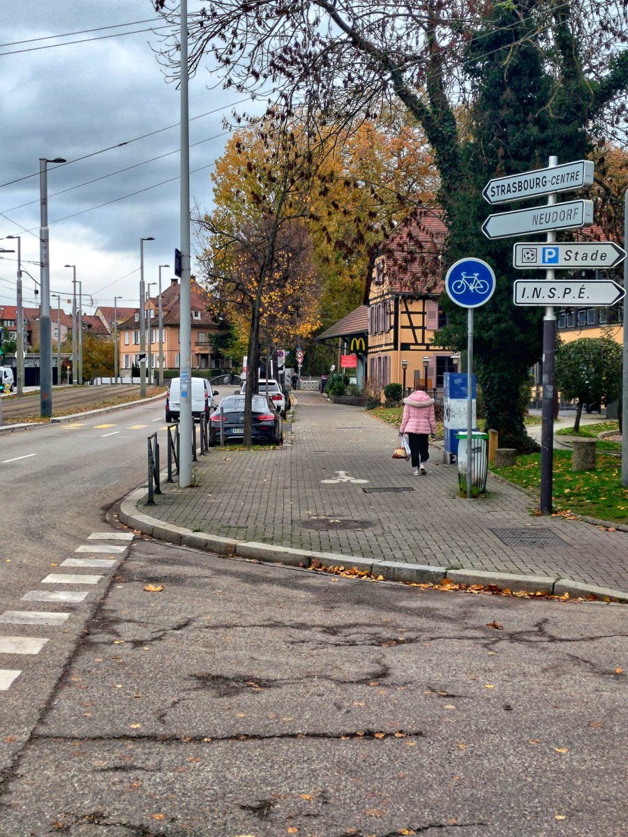 « Oui mais les cyclistes ils roulent sur le trottoir »

Ah ouais ? Mais qu'est-ce qui a bien pu leur faire prendre cette habitude 🤔🤔