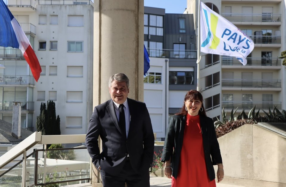 J’adresse à toi et à tes agents ma chère @SandraImperiale tout mon soutien dans cette épreuve où une nouvelle fois des élus de proximité se font agresser. L’écharpe tricolore ne protège plus ! À dimanche. 🇫🇷