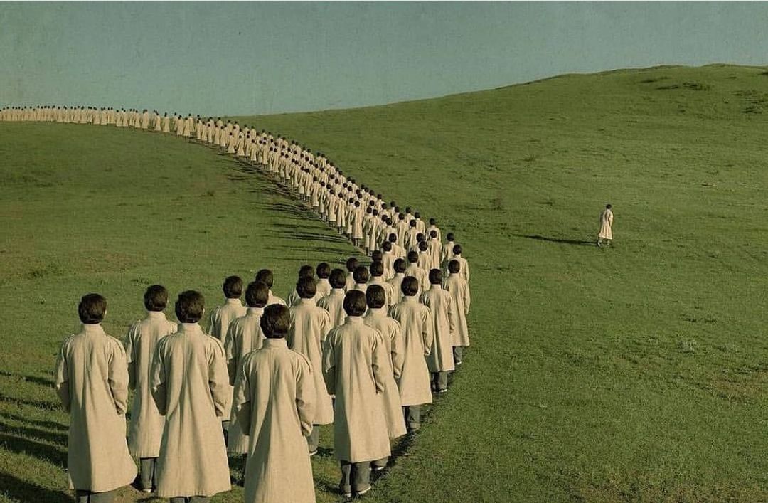 يقول نيتشه:

" إذا أردت حياةً سهلة ، عليك أن تبقى ضمن القطيع "