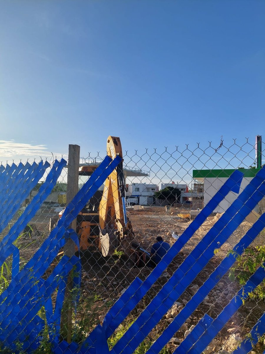 La construcción de la gasolinera dentro del fraccionamiento Las Américas en la Av.53 que está en medio de una avenida a menos de 20 mts de casas habitación de cada lado; Los vecnos de la zona se preguntan... Quién autoriza estás obras? <a href="/Comitevamericas/">Comité Américas Mid</a>
<a href="/Yucatanall/">YUCATANALL</a>