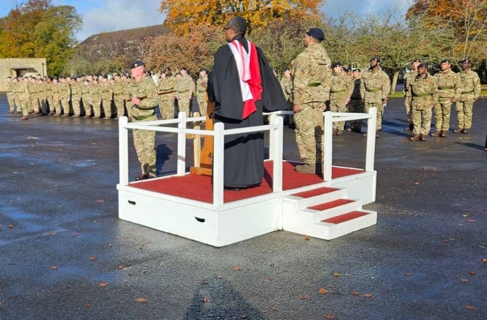 ArmyChaplaincy's tweet image. Many Armistice Services have taken place today at Defence establishments around the country. 

The sun came out as Padre Roko, chaplain to @9RegimentRLC, led their Act of Remembrance this morning. #LestWeForget

@MethodistGB @MethForcesBoard @BritishArmy