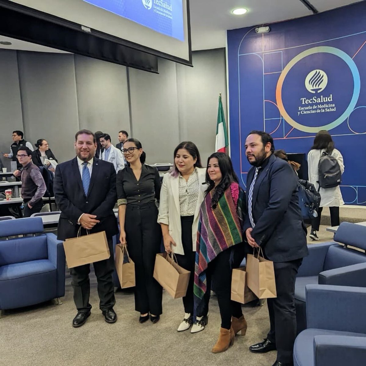 Ayer tuve el honor de participar en el Foro Internacional de Liderazgo en Salud por invitación de <a href="/TecSaludMX/">TecSalud - Sistema de Salud del Tec de Monterrey</a> y <a href="/aahci/">Alliance of Academic Health Centers International</a>.

Hablamos de la necesidad de un modelo congruente: una atención centrada en el paciente requiere una educación centrada en el estudiante.