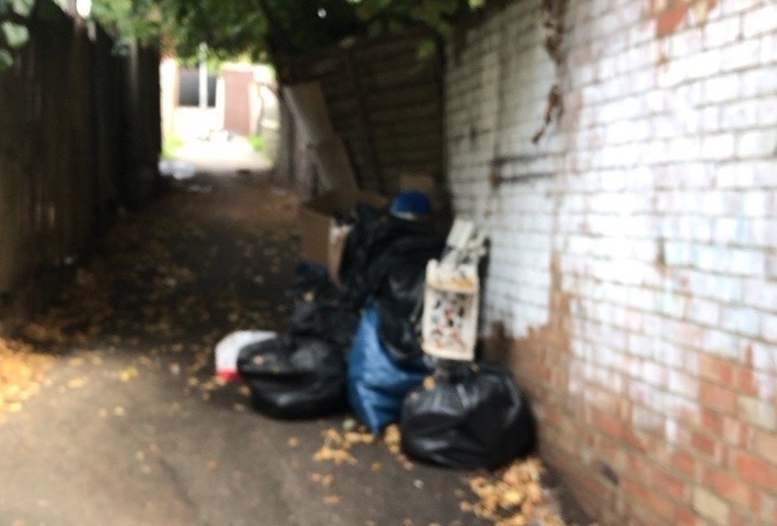 A Luton resident was fined £1,8k for dumping rubbish 

If fly-tippers think they can get away with it they can think again 😡

We don't just pick up waste. We investigate contents, review CCTV,  appeal on our Wall of Shame. This leads to prosecutions 🕵️

m.luton.gov.uk/Page/Show/news…
