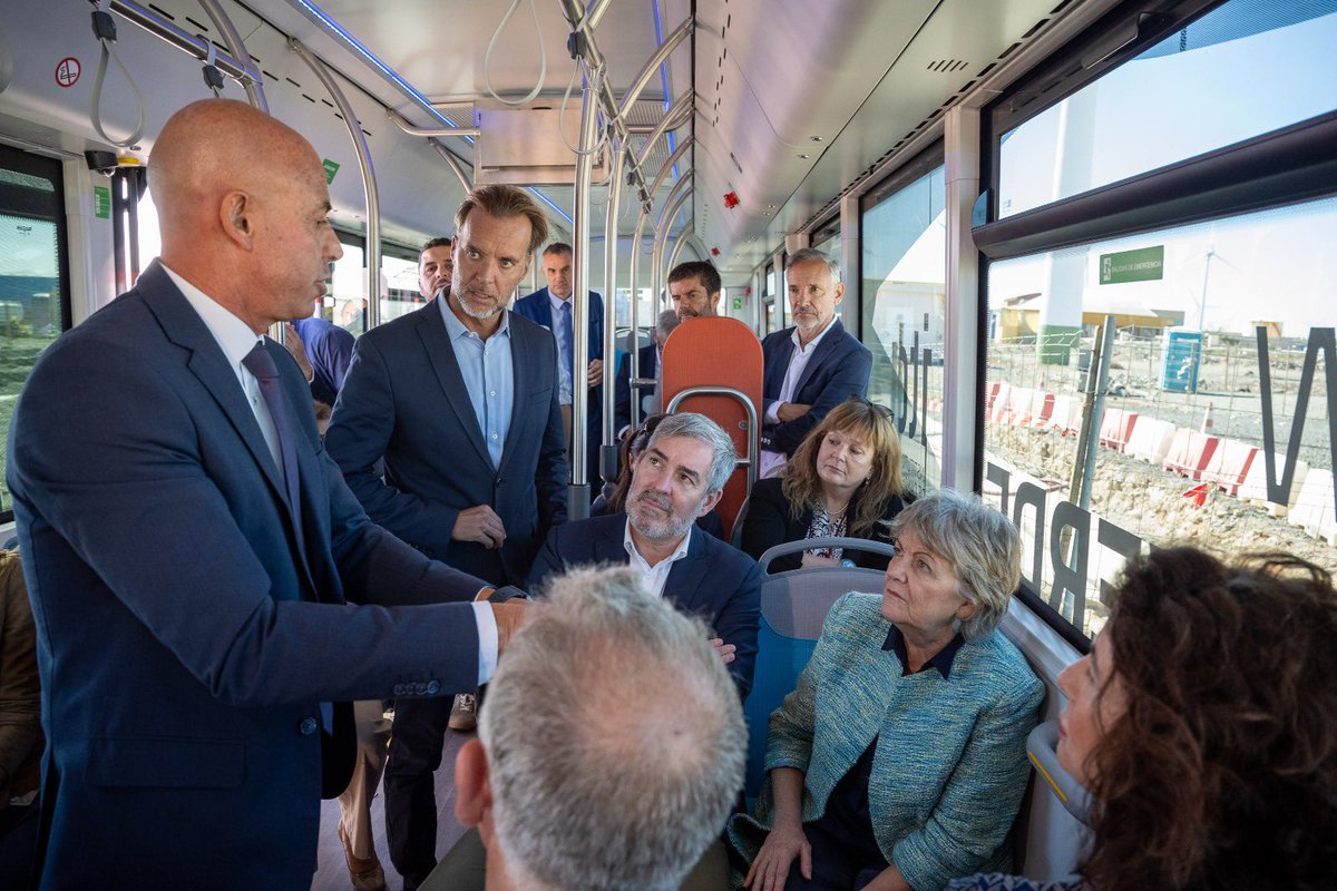 🔵 El presidente de Canarias <a href="/FClavijoBatlle/">Fernando Clavijo</a>
y la comisaria europea de Cohesión y Reformas <a href="/ElisaFerreiraEC/">Elisa Ferreira</a> inauguraron este viernes la biorrefinería 100% renovable diseñada en su totalidad por el <a href="/ITCCANARIAS/">Instituto Tecnológico de Canarias (ITC). Gobcan</a> con financiación de fondos europeos.  

#GobCan