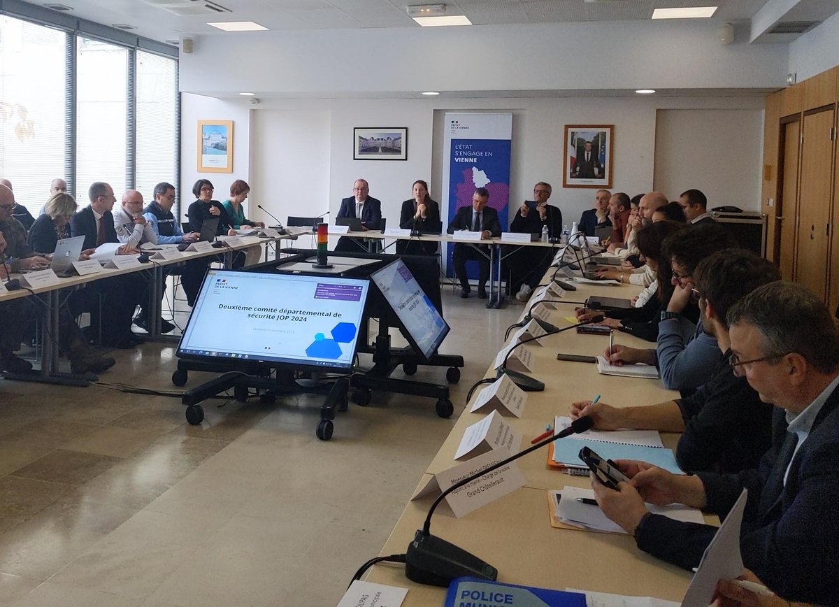 Prefet86's tweet image. #JO2024 🇫🇷🔥 L'été prochain, la flamme olympique sillonnera le département de la #Vienne86
📍 Les étapes : Poitiers, Châtellerault, Loudun, Montmorillon, Neuville-de-Poitou, Château-Larcher, Charroux et l'Arena #Futuroscope !
➡️Aujourd'hui, les services de l’État &amp;amp; collectivités