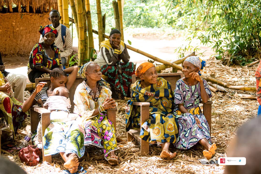 RfiRdc's tweet photo. Les peuples #autochtones , #PYGMEES, de la ville de #BENI ont été sensibilisés sur les enjeux #électoraux , la notion du #vote #utile et la participation des #minorités aux instances de prises des décisions. Projet #UchaguziBora avec l’appui @Allemagne_RDC. https://t.co/NxuIPvx77E