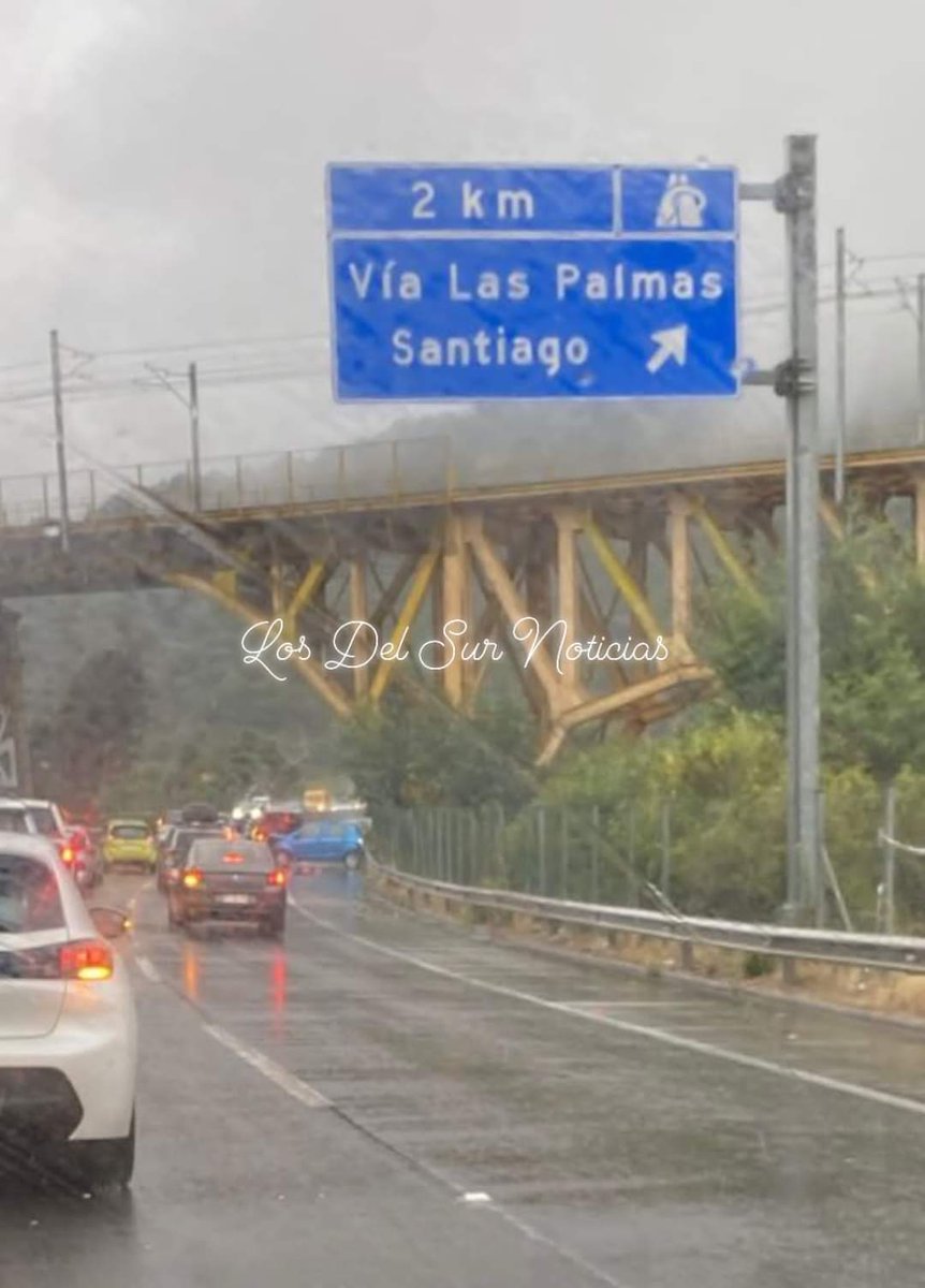 LdelSurNoticias's tweet image. 🔵 #Pelequen #Ruta5Sur km 123 Direcc Norte. Camión Volcado #Precaución.