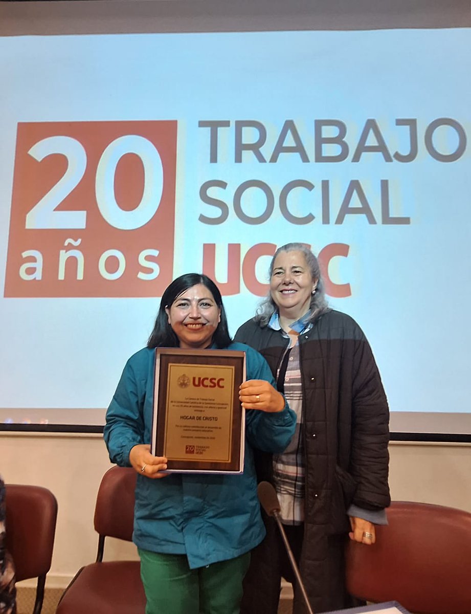 ElsaDanielaSan2's tweet photo. En los 20 años de la Escuela de trabajo Social de la @ucscconcepcion, como @Hdecristo recibimos un reconocimiento por ser una de las dos instituciones mas antiguas como centro de practica.
#TrabajoSocial #JusticiaSocial https://t.co/9e4D6aZZHf
