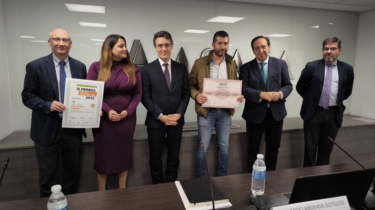 Asaja Nacional (@asajanacional) on Twitter photo 👨🌾👩🌾 IX Congreso y #PremiosJovenAgricultor23
El premio al "Mejor Proyecto Sostenible" patrocinado por <a href="/BayerEspana/">Bayer España</a> <a href="/Bayer4Crops/">Bayer | Crop Science</a> es para:
Javier Medrano Rodríguez 📍 Valladolid
👉ow.ly/26b850Q6p24 👨🌾👩🌾 IX Congreso y #PremiosJovenAgricultor23
El premio al "Mejor Proyecto Sostenible" patrocinado por <a href="/BayerEspana/">Bayer España</a> <a href="/Bayer4Crops/">Bayer | Crop Science</a> es para:
Javier Medrano Rodríguez 📍 Valladolid
👉ow.ly/26b850Q6p24