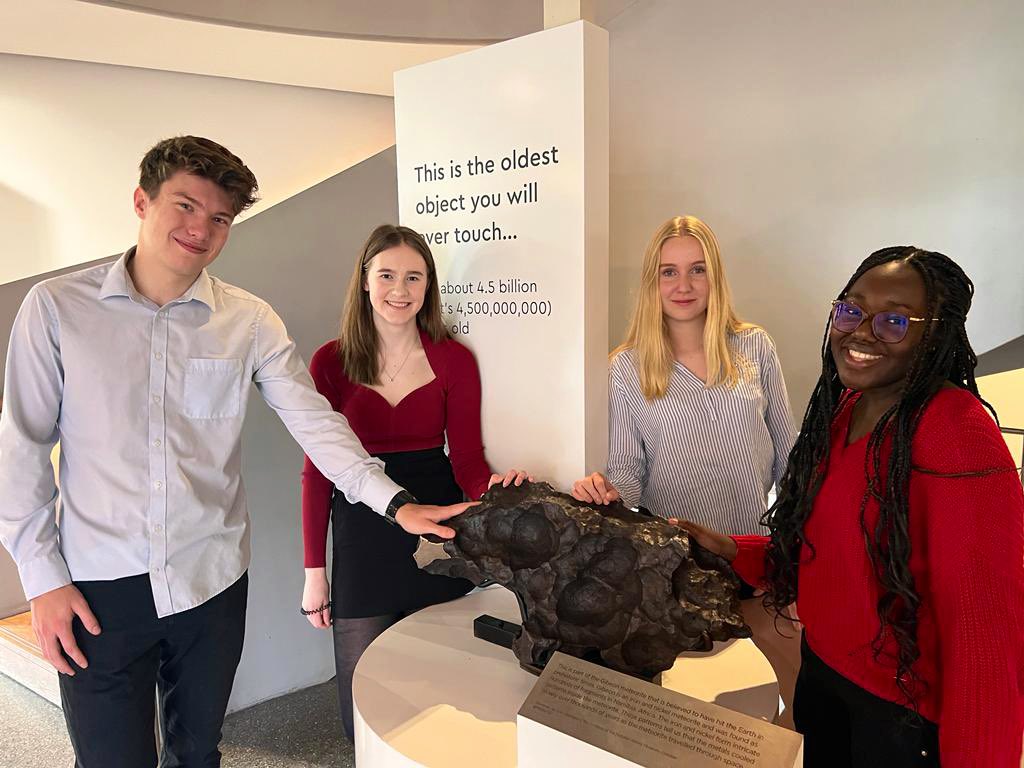 KewHouseScience's tweet photo. Year 13 Physics trip to the Royal Observatory and Meridian Line! @ROGreenwich https://t.co/y8CX0l8wVu
