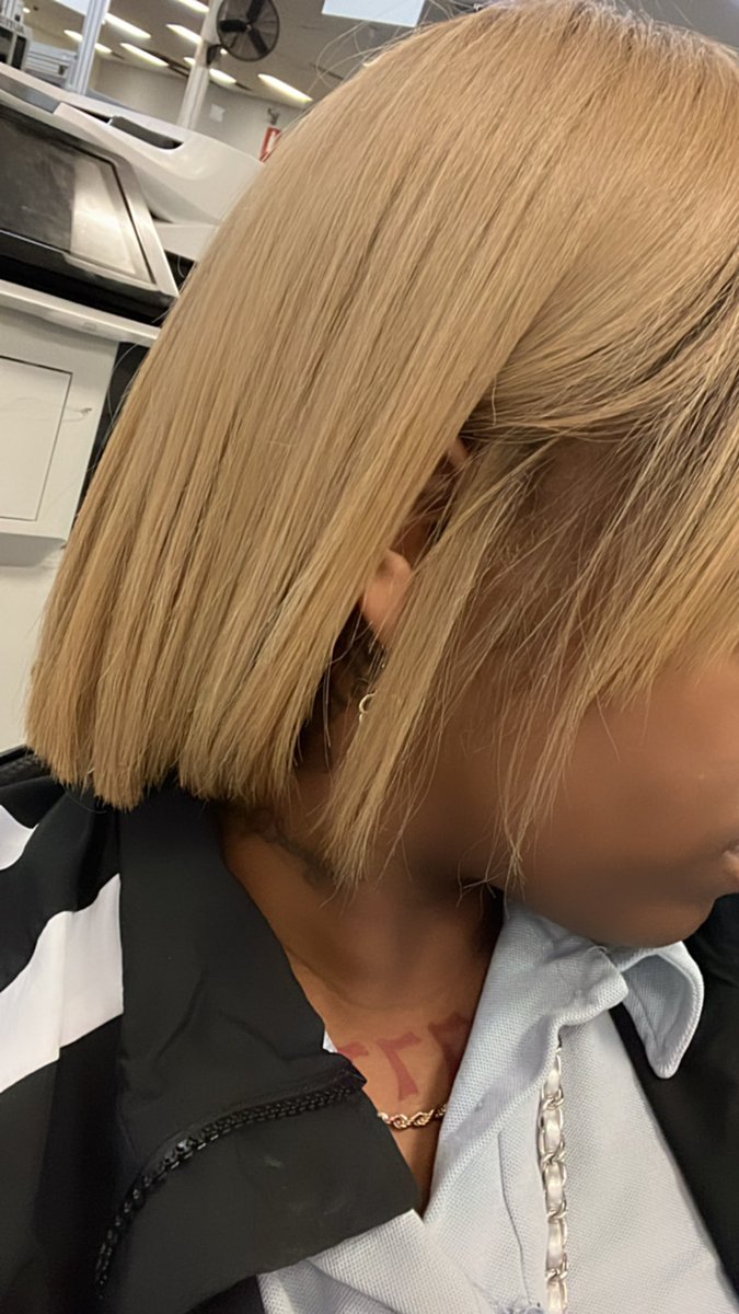 A Bob 👱🏽‍♀️🐻 April Eats Zown 

#blondehair #bobhairstyles #ashblonde