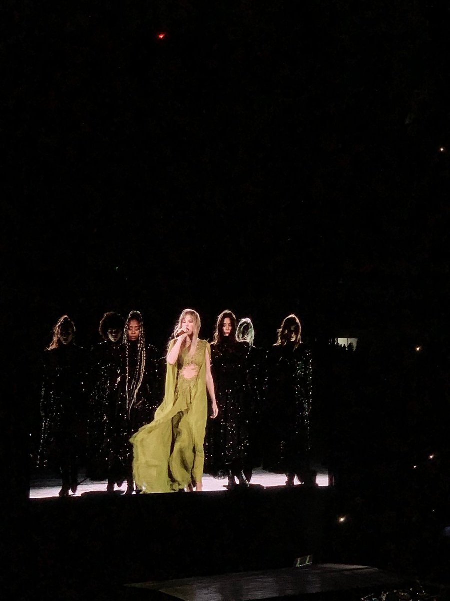 MadeInFel's tweet image. por y para siempre el mejor día de mi vida te amo @taylorswift13 gracias por todo ❤️ #BuenosAiresTSTheErasTour