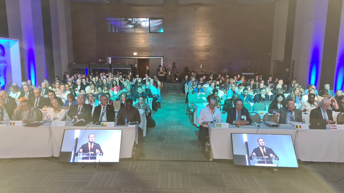 Assemblée générale annuelle de @uinl_org à Brasilia - Lionel Galliez, président de l'union, présente son rapport d'activité aux présidents des 91 notariats membres. Merci à @CNB_CF pour la parfaite organisation et la chaleur de son accueil - Muito obrigago aos notários do Brasil