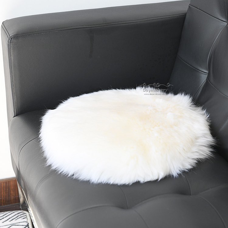 DAYMISFURRY's tweet photo. Provide a  touch of classic comfort to any home with white Australian lamb fur cushion. #fur #pillow #pillowcase #pillowcover #cushion #cushioncase #cushioncover #roomdecor #roomstyle #roominspiration #bedroomfashion #bedroomstyle #bedroomdecor #lambfur #lambwool #homedecor #new https://t.co/ItCg1s1lmj