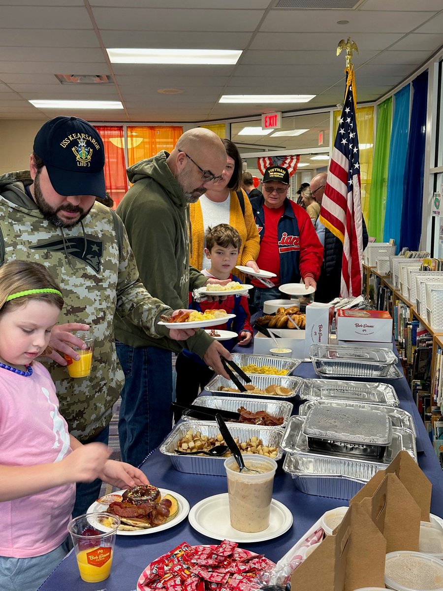 LkwdSchools's tweet photo. This week, schools celebrated their students' family members who are serving or served in the Armed Forces in honor of Veterans Day. Honorees @LkwdHayes breakfast this morning ranged from a current Marine to a Korean War veteran! We are honored to salute these brave men &amp; women! https://t.co/jDwS8s4Ctt