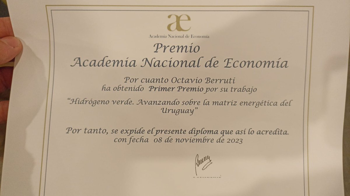 OctavioBerruti9's tweet photo. Comparto con ustedes que luego de un año de esfuerzo y trabajo, obtuve el primer lugar en el Premio otorgado por la Academia Nacional de Economía por mi trabajo "Hidrógeno Verde: Avanzando por la matriz energética del Uruguay". https://t.co/ikWeMHXB4c
