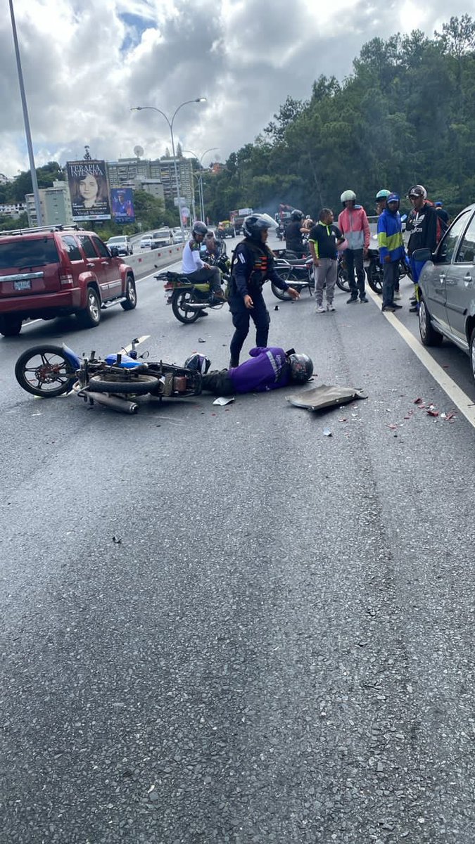 Atentos y pendientes: hace momentos, reportan un accidente subiendo hacia el túnel de la trinidad, motorizado caído en el lugar !