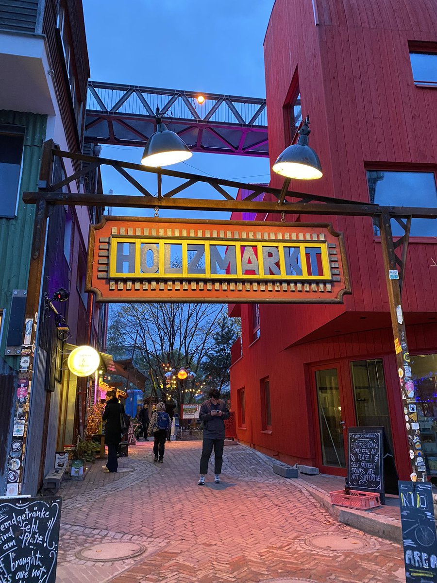 Eri_Bemr's tweet image. Join @berlin_soapbox and @lgbtqstemberlin at Holzmarkt 25 to close the #BerlinScienceWeek. We will be part of the preamble of the big finale party 🎉 . Incredible scientists will guide you through the science of gathering. See you there! 
#scicomm #wisskomm