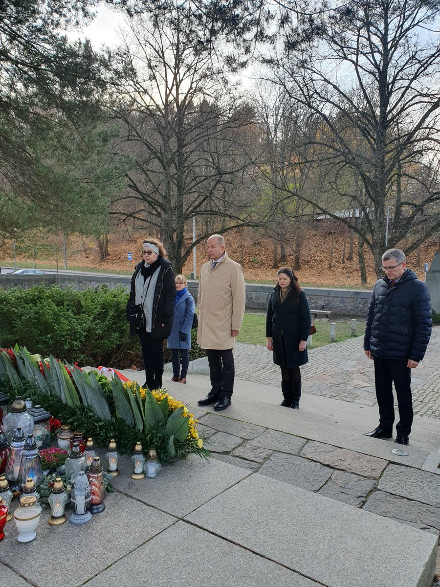 Wiceminister kultury i dziedzictwa narodowego Wanda #Zwinogrodzka złożyła kwiaty w kaplicy cmentarnej na Rossie w 🇱🇹 Wilnie. W 2017 roku spoczęły tam powstańców styczniowych, w tym ich przywódców Zygmunta Sierakowskiego i Konstantego Kalinowskiego.