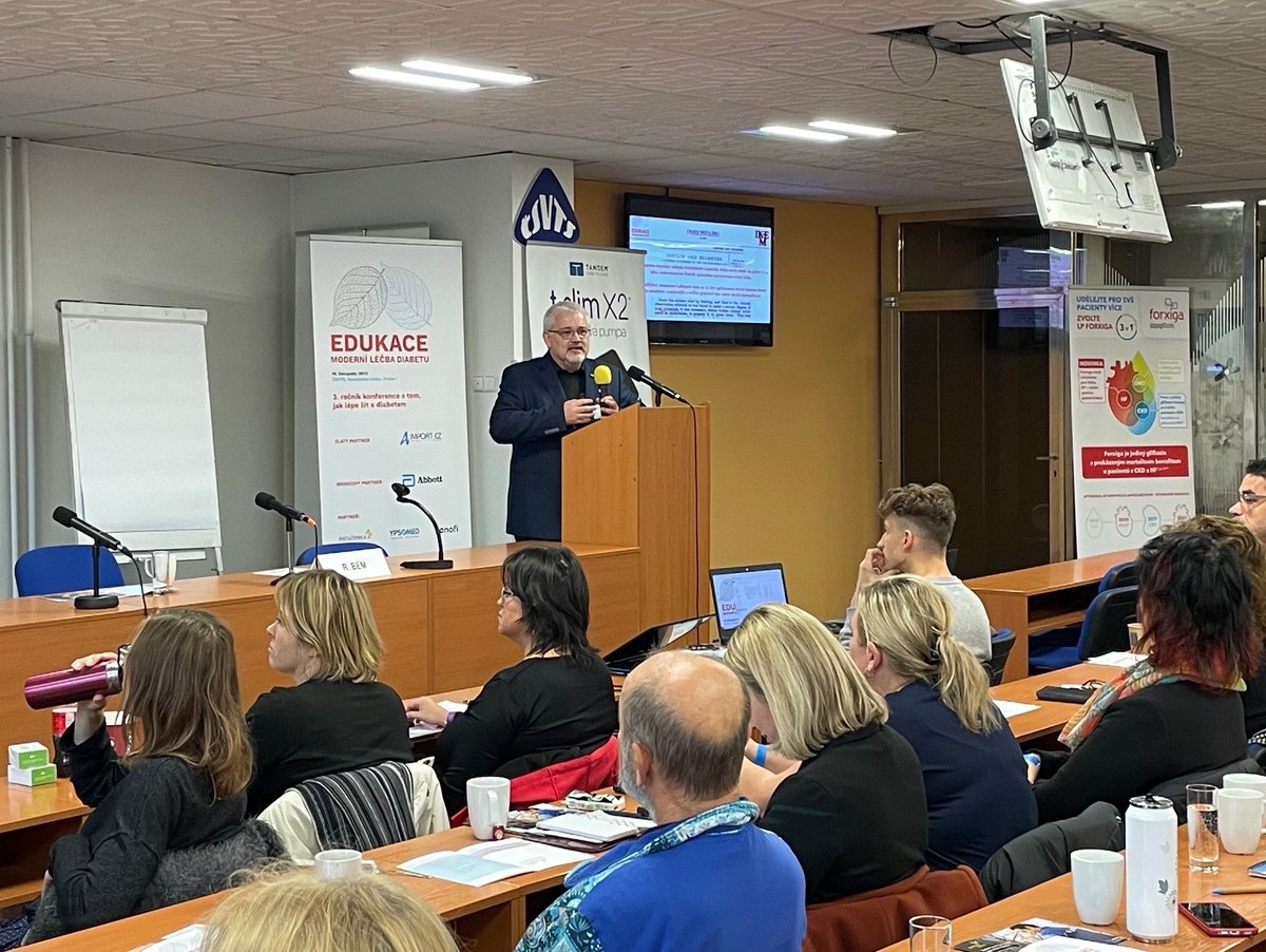 Edukace, moderní léčba diabetu. Na dnešním setkání se věnujeme novinkám, chytrým pumpám nebo tématu transplantační léčby. Představujeme i naši aplikaci pro pacienty IKEM online. Odpoledne patří workshopům. Víte třeba, jak správně vyhodnotit data z chytrých pump? <a href="/BemRobert77/">Robert Bem</a>