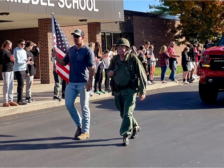 GreendaleLCSC's tweet photo. Beautiful day to celebrate and thank veterans on Veterans Day in a parade. ❤️🤍💙🇺🇸
#LawrenceburgLegacy #LburgHOPE #LburgUnity.  Go Tigers! https://t.co/3nP6wKpI2X