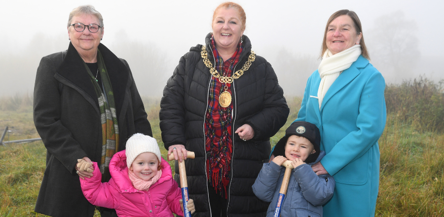 👏 Glasgow Caledonian University joined the Lord Provost at the site of a newly approved community hub in Milton today to celebrate the £3.2m project being given the green light. Learn more: ↪️ gcu.ac.uk/aboutgcu/unive… @LordProvostGCC | @GlasgowCC | @NUC_Glasgow