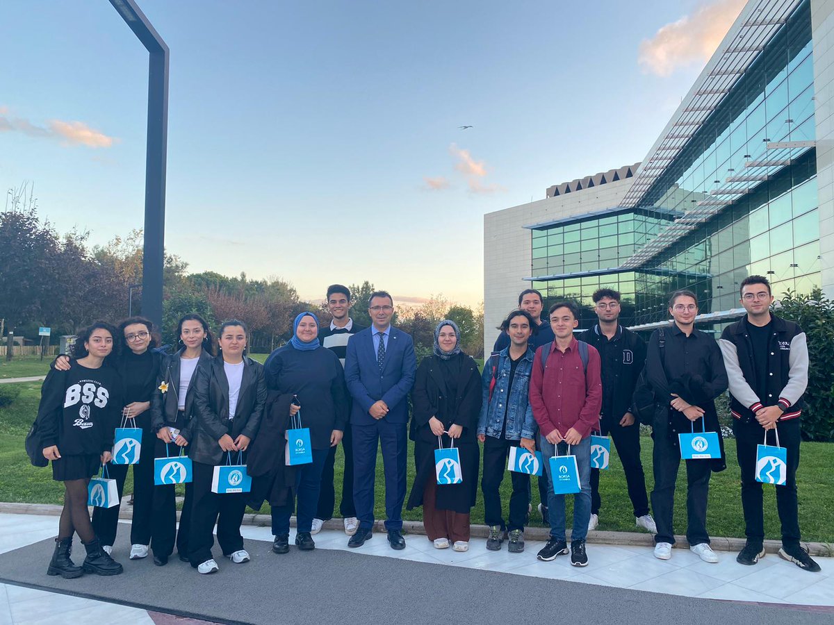 sorumluliderler's tweet photo. 📍Dün Sorumlu Liderler olarak Borsa İstanbul Grubu'na ziyarette bulunduk. Borsa İstanbul'un çalışma şekli, görevleri, staj ve iş imkanları gibi pek çok konuda bilgilendirildik.

Bizlerle özel olarak ilgilenen Borsa İstanbul ekibine misafirperverlikleri için teşekkür ederiz.💎 https://t.co/7x8CBiOori