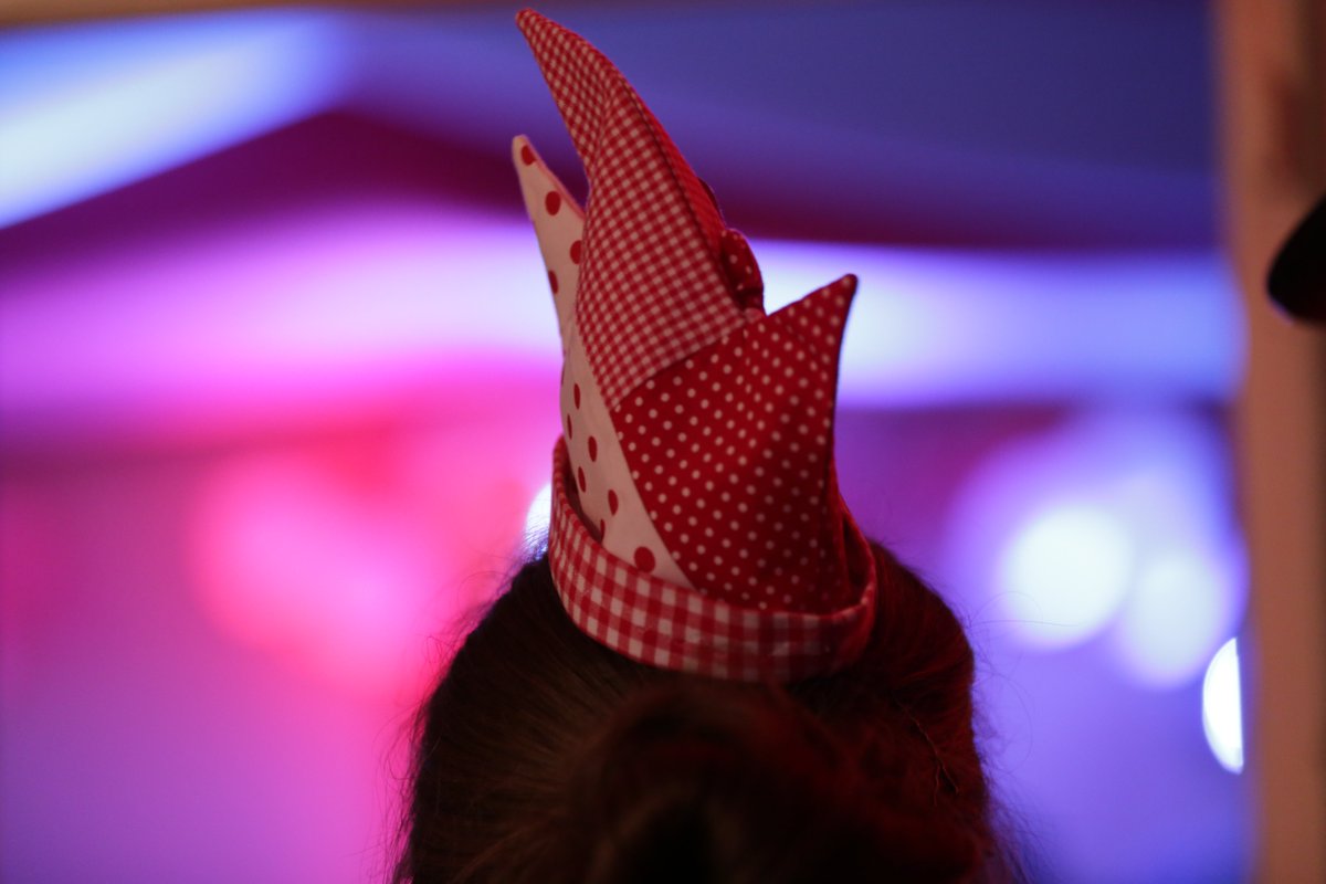 An Morgen ist hier wieder Karneval! 🎉

📅 Datum: 11.11.2023 🕒 10:00 Uhr - 15:00 Uhr
📍 Ort: Vor dem Alten Rathaus, Bonner Marktplatz

🌟 Sessionseröffnung in Siegburg:
📅 Datum: 12.11.2023
🕒 ab 11:11 Uhr
📍 Ort: Marktplatz Siegburg

Fotos: cc-by-sa S.Schmid, U.Jünger