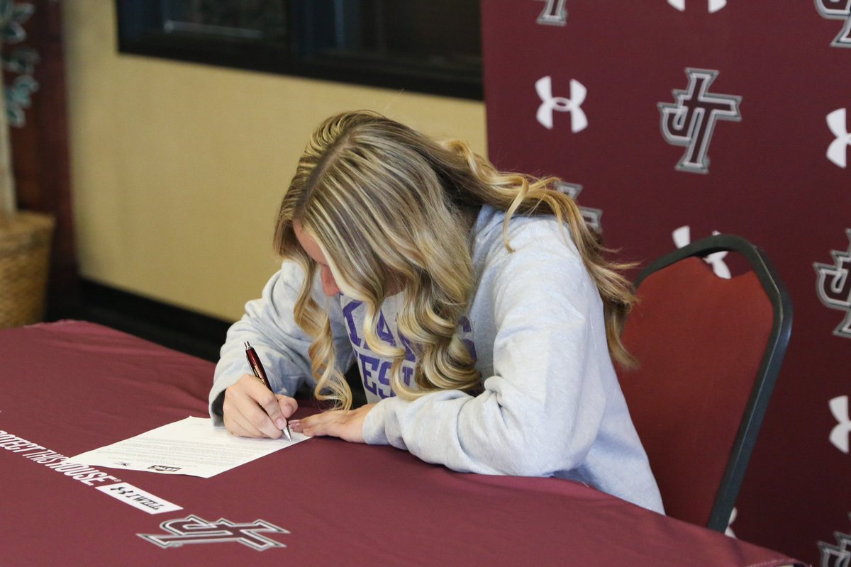 CaliWorsham's tweet photo. Officially a coyote!!! https://t.co/wEgMywZaJ8