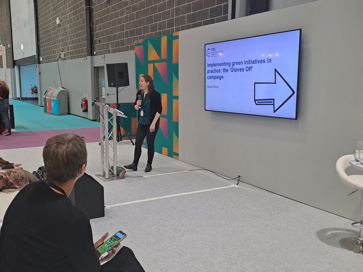#NursingLiveUK talks #gloves or rather @NicolaWilson05 talks how to reduce unnecessary glove use safely. Great to still see so much audience interest in this #Sustainability opportunity. @dunn_helen718