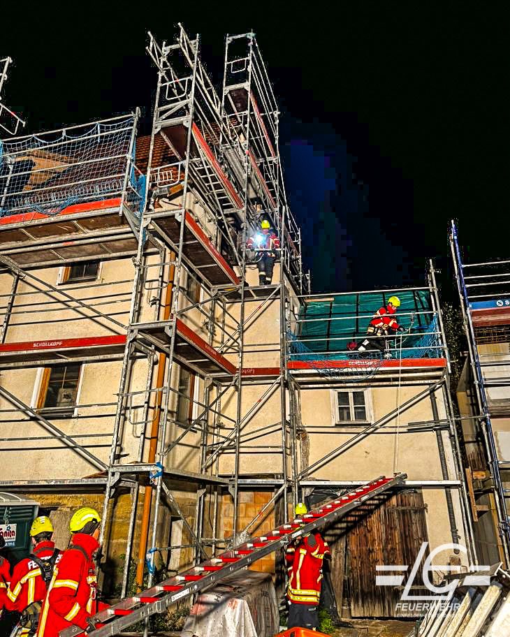 FeuerwehrLE's tweet photo. Zum Glück nur eine Übung unserer Absturzsicherungsgruppe: Ein Dachdeckergeselle ist auf einem Gerüst abgestürzt. Ein Kollege ist auf dem darüber liegenden Stockwerk ohnmächtig geworden. Wir retten beide Personen. 💪🏼
#WirFürLE #FreiwilligStarkFürLE #FFLE #Ehrenamt ^cz https://t.co/ziSQchKnmv