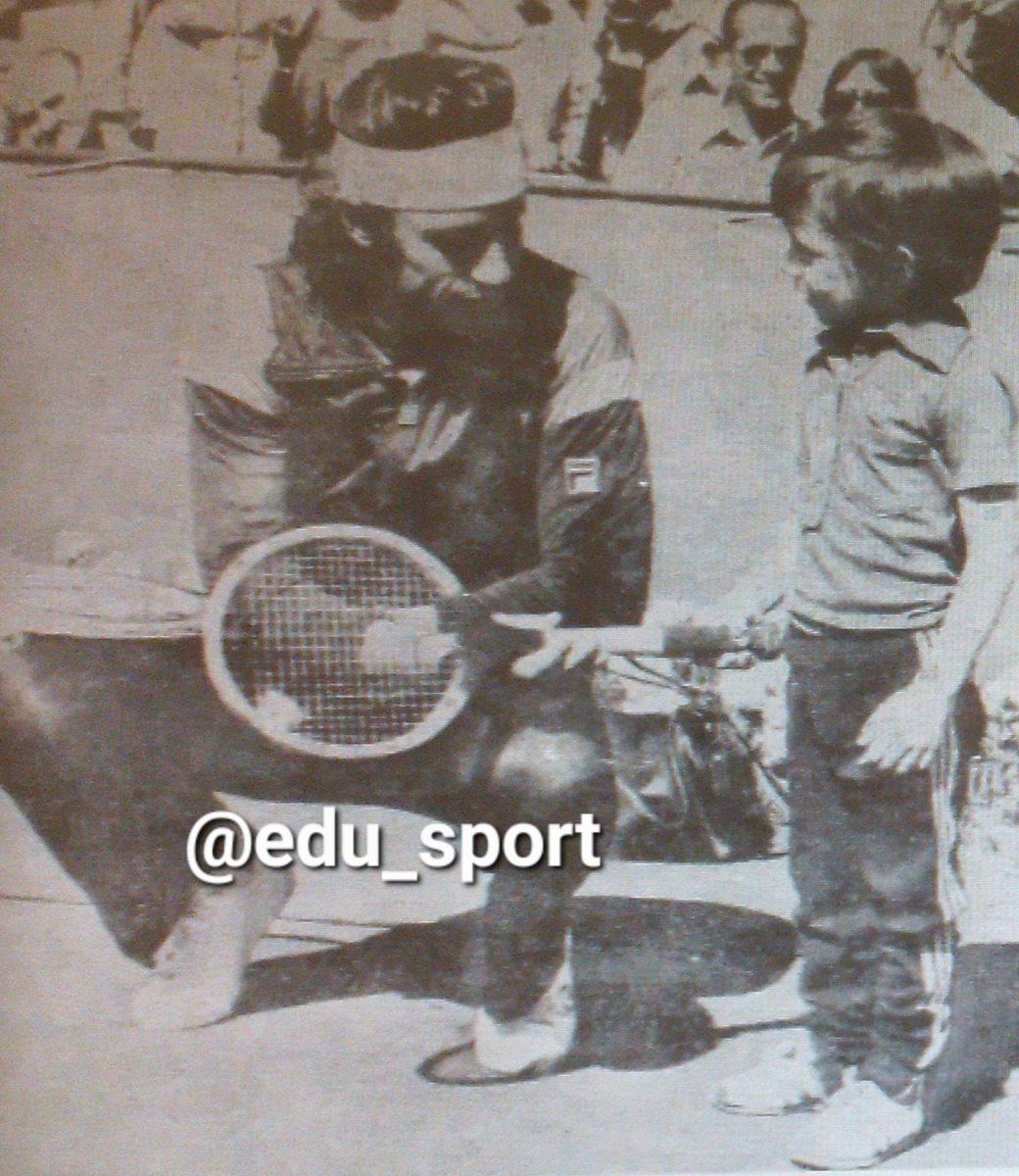 Edu_sport's tweet image. Noviembre del 77
En la previa de la semifinal del Abierto de la República, el gran Guillermo #Vilas conversa con un chico. ¿Quién habrá sido el afortunado?