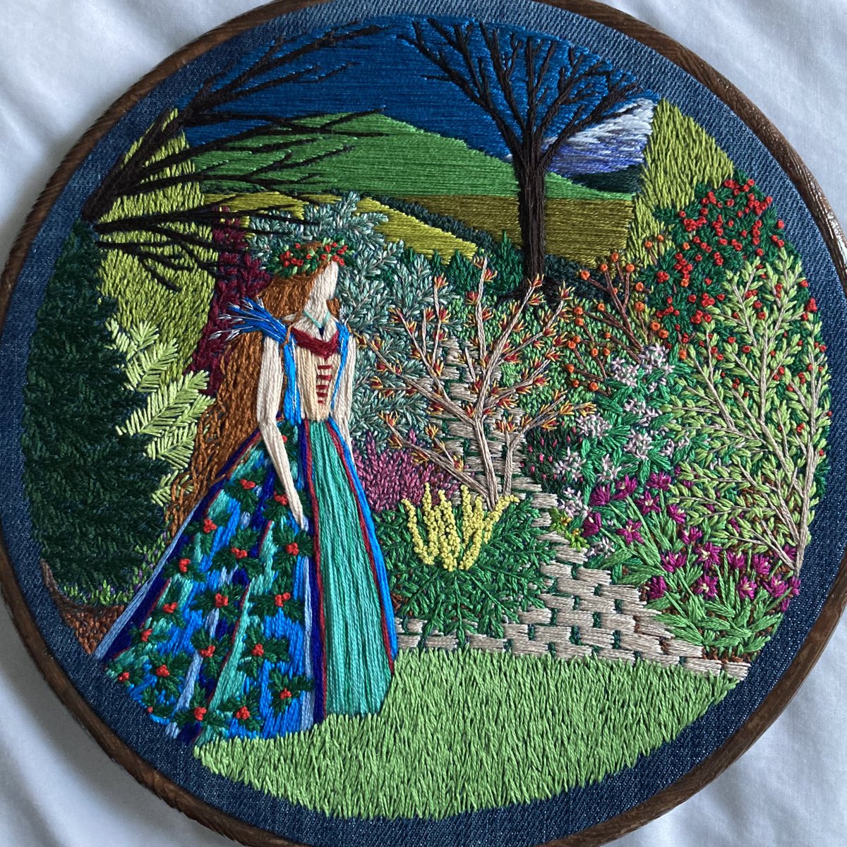 Well I’m putting the needle down and calling it finished. Over 50 different colours of thread and plenty of days, weeks & hours of stitching, this is my latest embroidery… 🧵🌿🌺🪡
 *all freehand stitched without patterns, paint or guides*  #stitchedart #thesewingsongbird